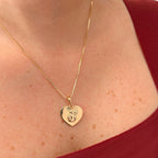 Cadena de tejido Veneciana en acabado dorado, acompañada por un dije en forma de corazón doble cara o reversible. Por una cara presenta la imagen del Sagrado Corazón de Jesús con halo radiante y por la otra la figura de la Virgen del Carmen sobre un fondo texturizado de destellos. Una pieza versátil de gran devoción y protección.