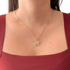 Cadena de tejido Veneciana en acabado dorado, acompañada por un dije en forma de corazón doble cara o reversible. Por una cara presenta la imagen del Sagrado Corazón de Jesús con halo radiante y por la otra la figura de la Virgen del Carmen sobre un fondo texturizado de destellos. Una pieza versátil de gran devoción y protección.