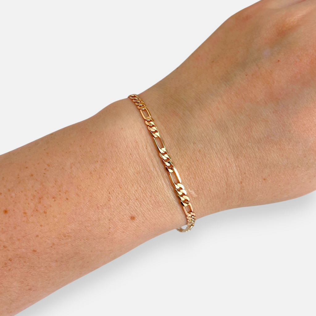 Pulsera Hv Hermanas Villegas de tejido Fígaro delgada con enchape en oro rosa sobre muñeca