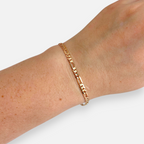 Pulsera Hv Hermanas Villegas de tejido Fígaro delgada con enchape en oro rosa sobre muñeca
