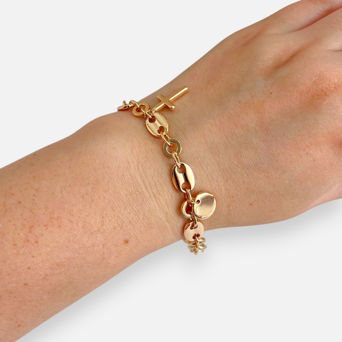 Pulsera Hv Hermanas Villegas de cobre con enchapado en oro rosé, cadena grano de café con dijes de cruz y círculo.