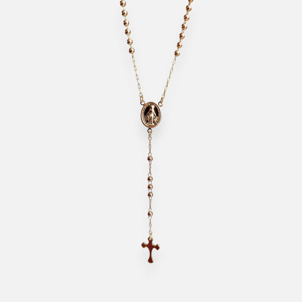 Rosario de estilo refinado en acabado dorado, elaborado con una fina cadena intercalada con esferas o balines pulidos. Presenta una medalla central ovalada con la figura en relieve de la Virgen Milagrosa y culmina en una delicada cruz colgante de contornos lisos. Una joya devocional de elegancia clásica y espiritualidad