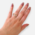 Anillo ajustable Hv Hermanas Villegas de doble banda en oro rosé con circones incrustados en engaste biselado.