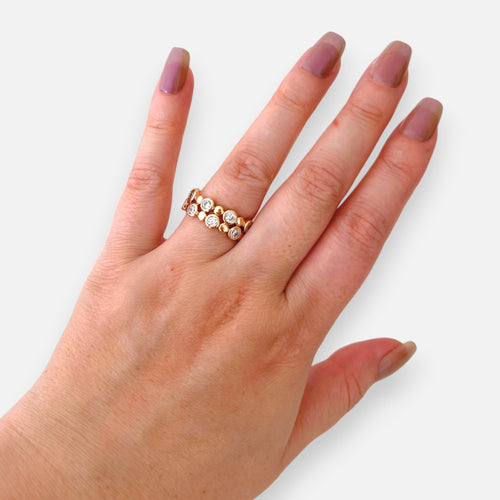 Anillo ajustable Hv Hermanas Villegas de doble banda en oro rosé con circones incrustados en engaste biselado.