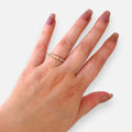 Anillo estilo churumbela Hv Hermanas Villegas en oro rosé con circones brillantes y detalles milgrain en mano