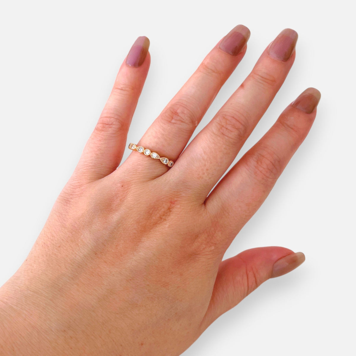 Anillo estilo churumbela Hv Hermanas Villegas en oro rosé con circones brillantes y detalles milgrain en mano