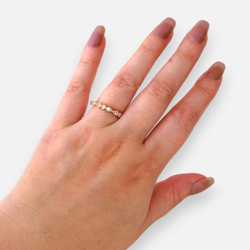 Anillo estilo churumbela Hv Hermanas Villegas en oro rosé con circones brillantes y detalles milgrain en mano
