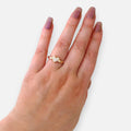 Anillo Hv Hermanas Villegas de cobre con baño oro rosé, dije de corazón con circones brillantes en mano femenina