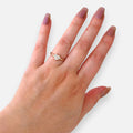 Anillo Hv Hermanas Villegas de banda fina en oro rosé con corazón central pavé de circones en mano femenina