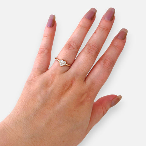 Anillo Hv Hermanas Villegas de banda fina en oro rosé con corazón central pavé de circones en mano femenina