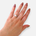Anillo solitario Hv Hermanas Villegas plateado con circonia central y banda labrada en mano de mujer