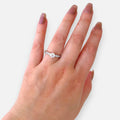 Anillo solitario Hv Hermanas Villegas de cobre con baño de rodio, circonia central y banda con pequeños circones.