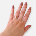 Anillo solitario Hv Hermanas Villegas de cobre con baño oro rosé, circonia central y banda con pequeños circones