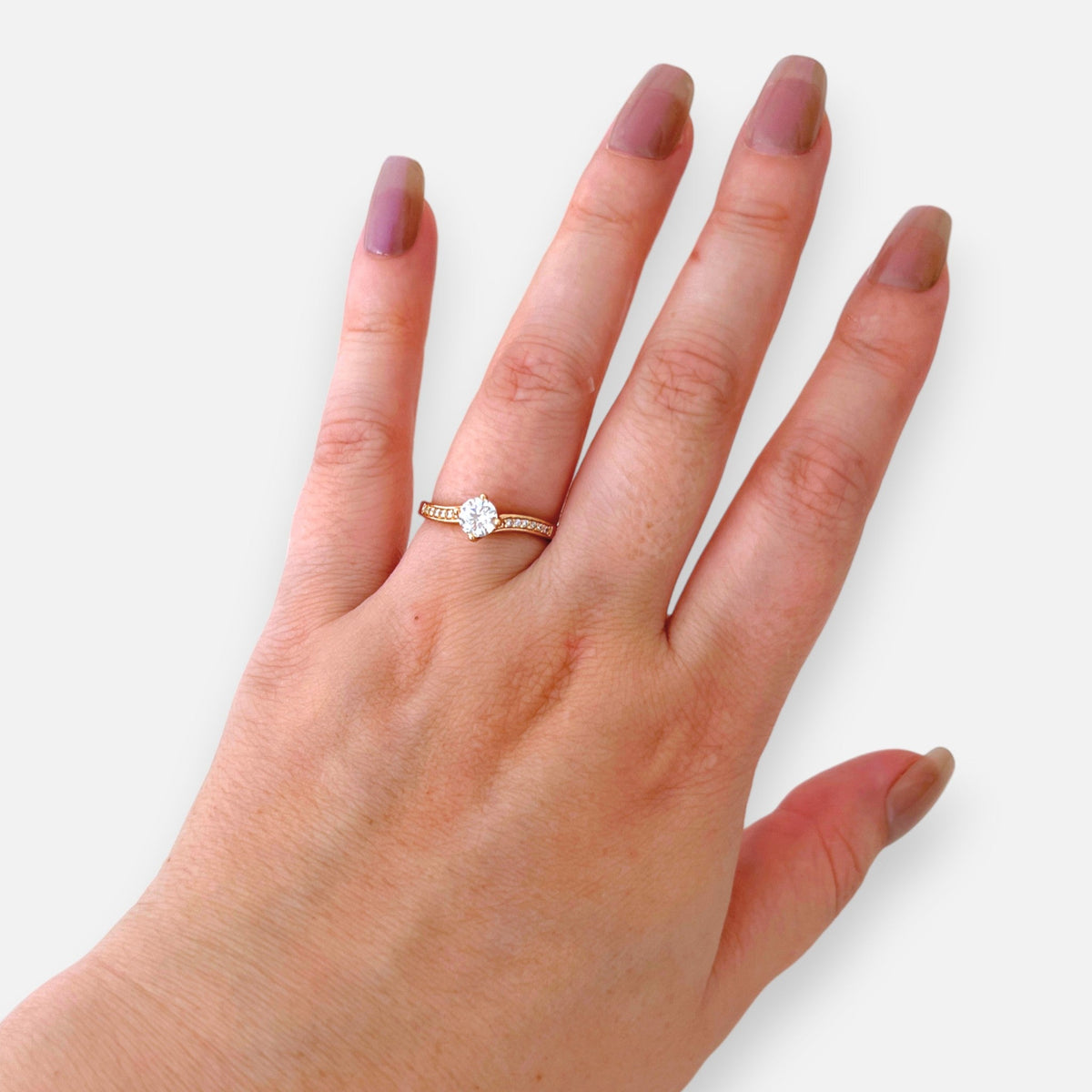 Anillo solitario Hv Hermanas Villegas de cobre con baño oro rosé, circonia central y banda con pequeños circones