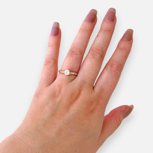 Anillo solitario Hv Hermanas Villegas de cobre con baño oro rosé, circonia central y banda con pequeños circones