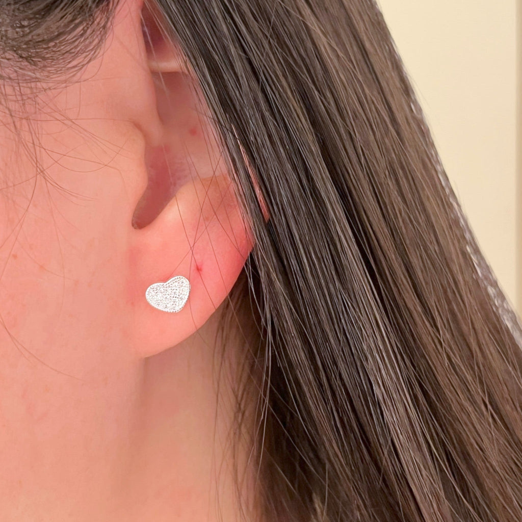 Arete tipo topo en forma de corazón con circones pavé de Hv Hermanas Villegas en plata 925 brillante