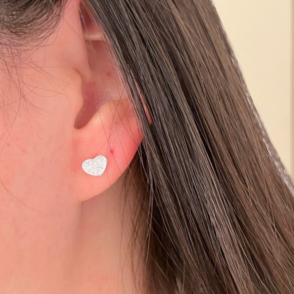 Arete tipo topo en forma de corazón con circones pavé de Hv Hermanas Villegas en plata 925 brillante