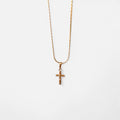 Cadena estilo Anchor de Hv Hermanas Villegas en cobre con baño de oro rosé y dije de crucifijo brillante.