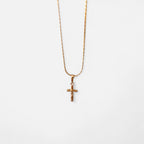Cadena estilo Anchor de Hv Hermanas Villegas en cobre con baño de oro rosé y dije de crucifijo brillante.