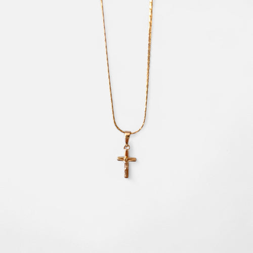 Cadena estilo Anchor de Hv Hermanas Villegas en cobre con baño de oro rosé y dije de crucifijo brillante.
