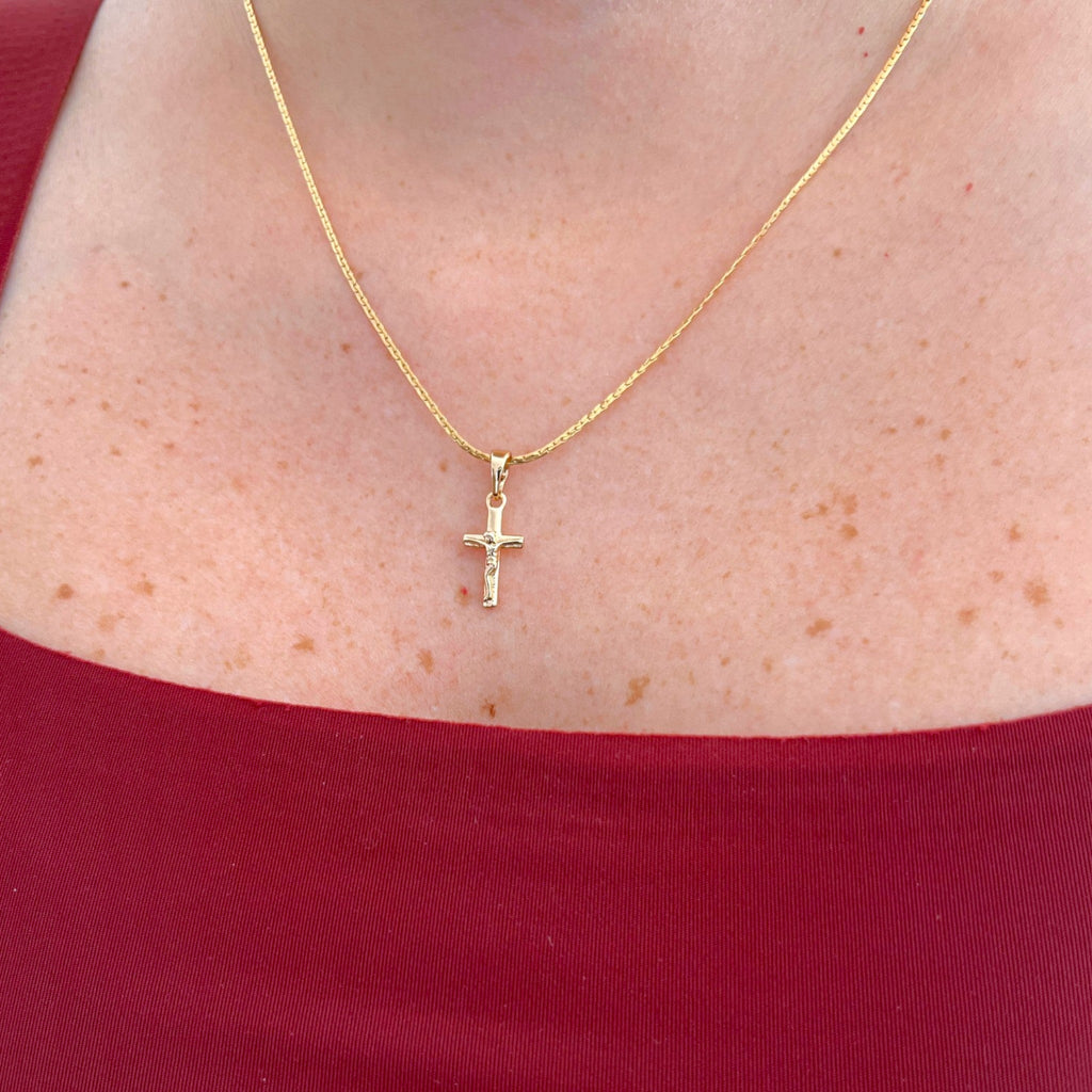 Cadena estilo Anchor de Hv Hermanas Villegas en cobre con baño de oro rosé y dije de crucifijo brillante