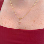 Cadena estilo Anchor de Hv Hermanas Villegas en cobre con baño de oro rosé y dije de crucifijo brillante