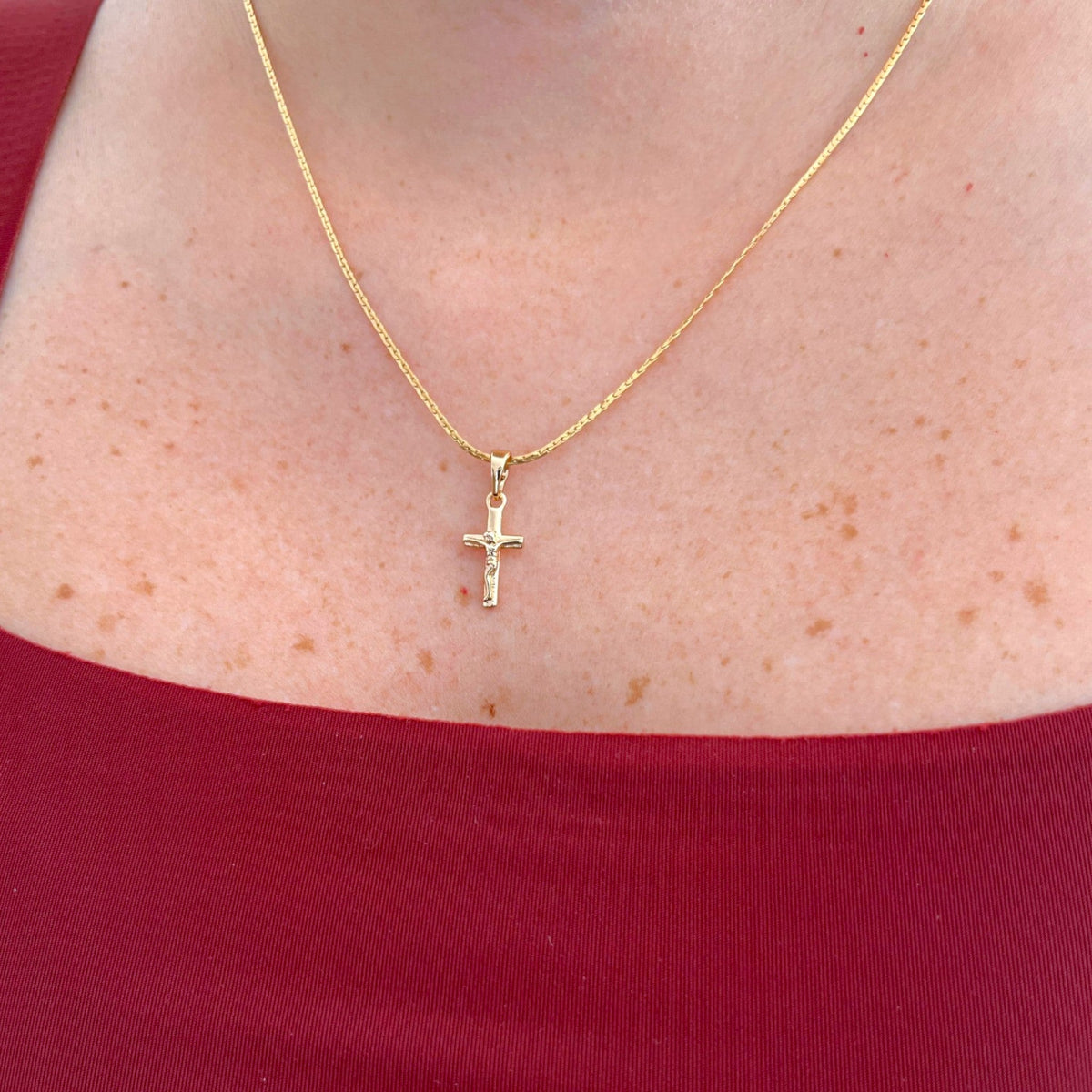 Cadena estilo Anchor de Hv Hermanas Villegas en cobre con baño de oro rosé y dije de crucifijo brillante