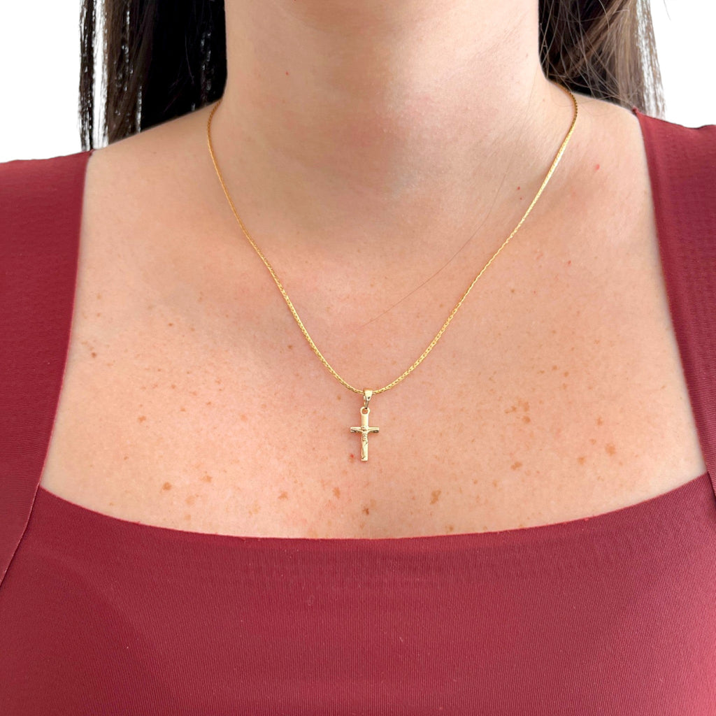 Collar Hv Hermanas Villegas con cadena estilo anchor y dije de crucifijo en cobre con baño de oro rosé