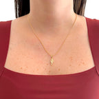Collar Hv Hermanas Villegas con cadena grumet y dije de ángel de la guarda en baño de oro rosé con circonia