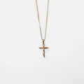 Collar Hv Hermanas Villegas con cadena grumet y dije de crucifijo estilizado en cobre con baño de oro rosé.