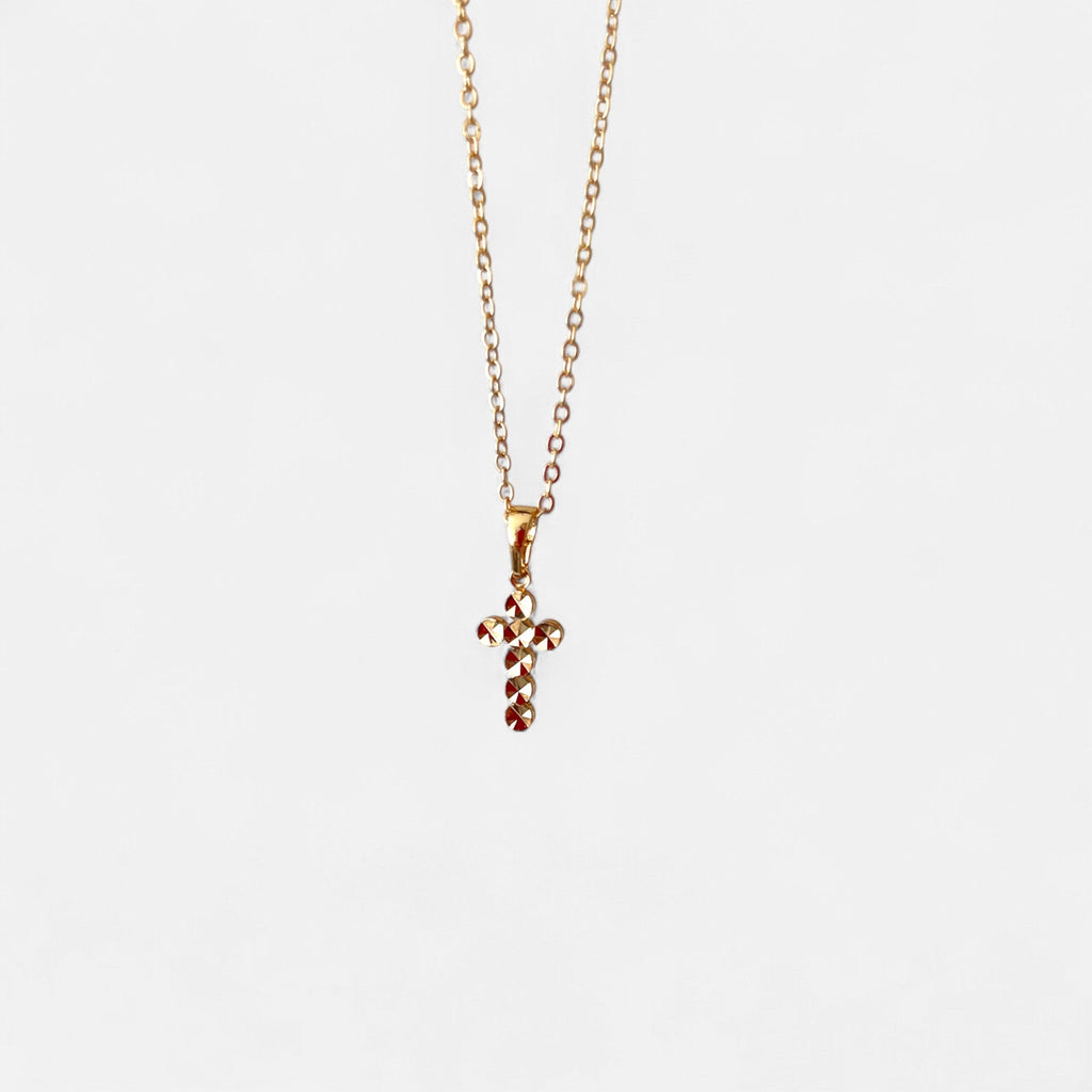 Cadena Hv Hermanas Villegas estilo forcet en cobre con baño de oro rosé y dije de cruz facetada brillante.