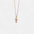 Cadena Hv Hermanas Villegas estilo forcet en cobre con baño de oro rosé y dije de cruz facetada brillante.