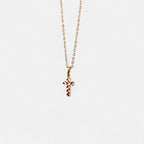 Cadena Hv Hermanas Villegas estilo forcet en cobre con baño de oro rosé y dije de cruz facetada brillante.
