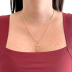 Collar Hv Hermanas Villegas con cadena Singapur y dije de cruz lisa en baño de oro rosé sobre modelo