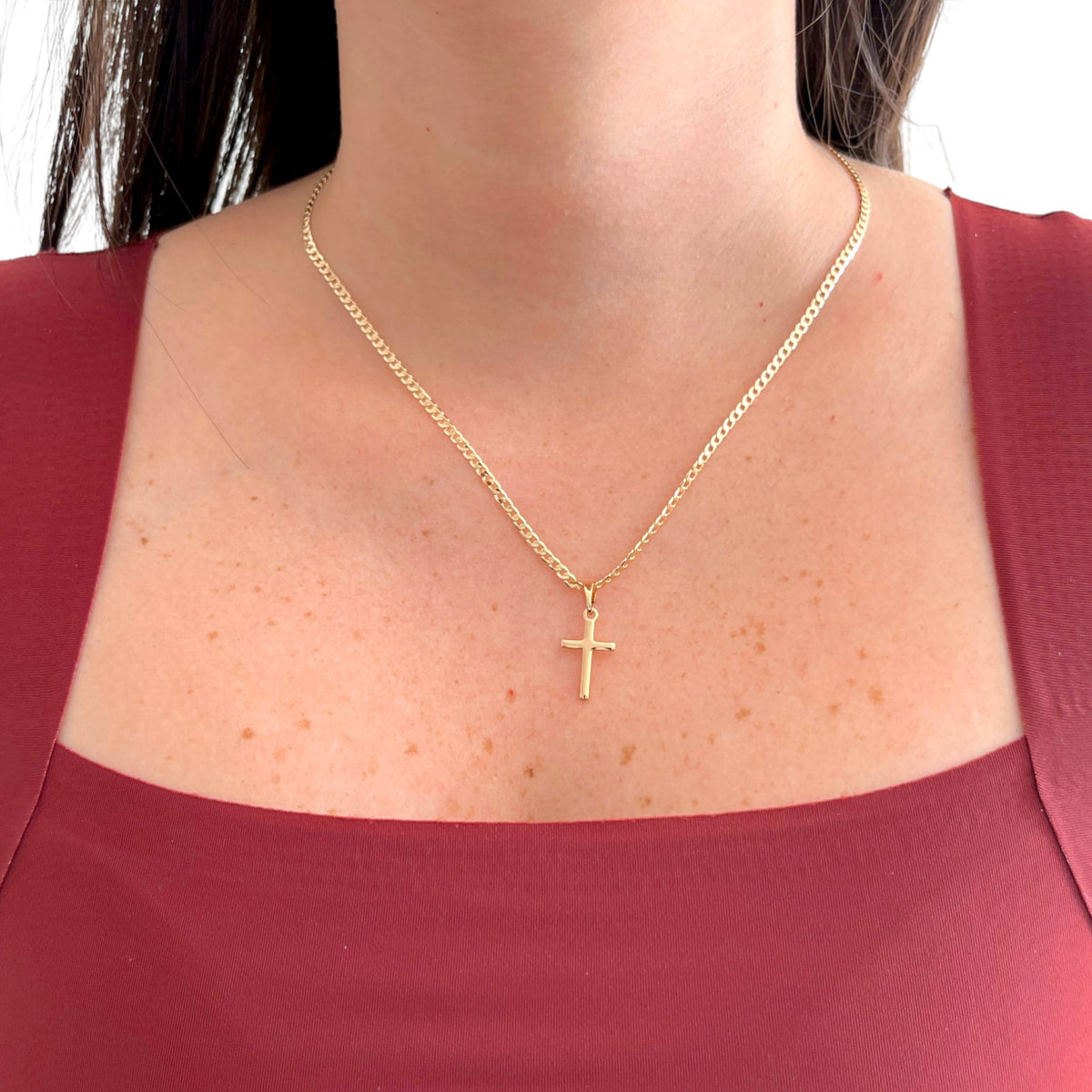 Collar Hv Hermanas Villegas con cadena de tejido lomo y dije de cruz lisa en baño de oro rosé sobre modelo