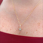 Cadena estilo espejo Hv Hermanas Villegas en oro rosé con dije de estrella y circones brillantes sobre cuello