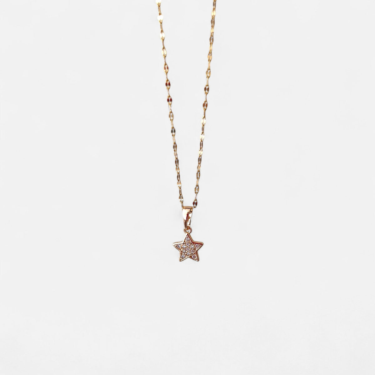 Cadena estilo espejo Hv Hermanas Villegas en oro rosé con dije de estrella y circones brillantes en engaste pavé