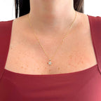 Cadena estilo espejo Hv Hermanas Villegas en oro rosé con dije de estrella y circones brillantes en el cuello
