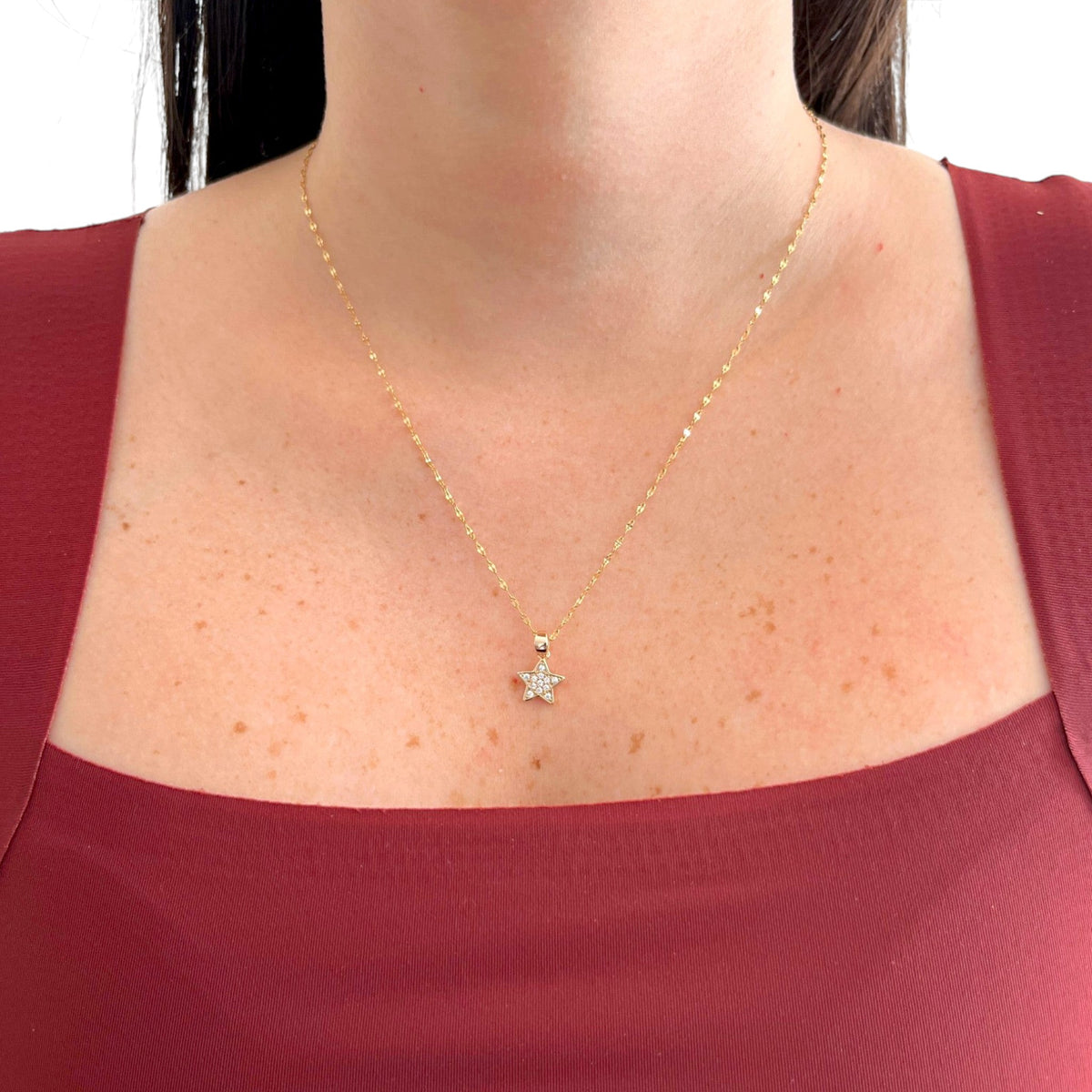 Cadena estilo espejo Hv Hermanas Villegas en oro rosé con dije de estrella y circones brillantes en el cuello
