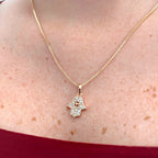 Collar Hv Hermanas Villegas con cadena veneciana y dije de Mano de Fátima en oro rosé con circones pavé