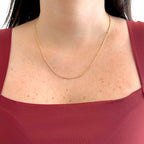 Cadena Hv Hermanas Villegas de cobre con baño en oro rosé, tejido cola de ratón con esferas brillantes al cuello.