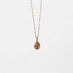 Collar Hv Hermanas Villegas con cadena entorchada y medalla ovalada del Señor de la Misericordia en oro rosé.