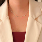 Cadena Hv Hermanas Villegas de plata 925 estilo forcet con balines esféricos brillantes sobre blazer color crema