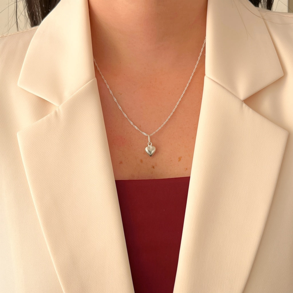 Cadena de plata 925 tejido Singapur con dije de corazón inflado pulido de Hv Hermanas Villegas sobre blazer crema