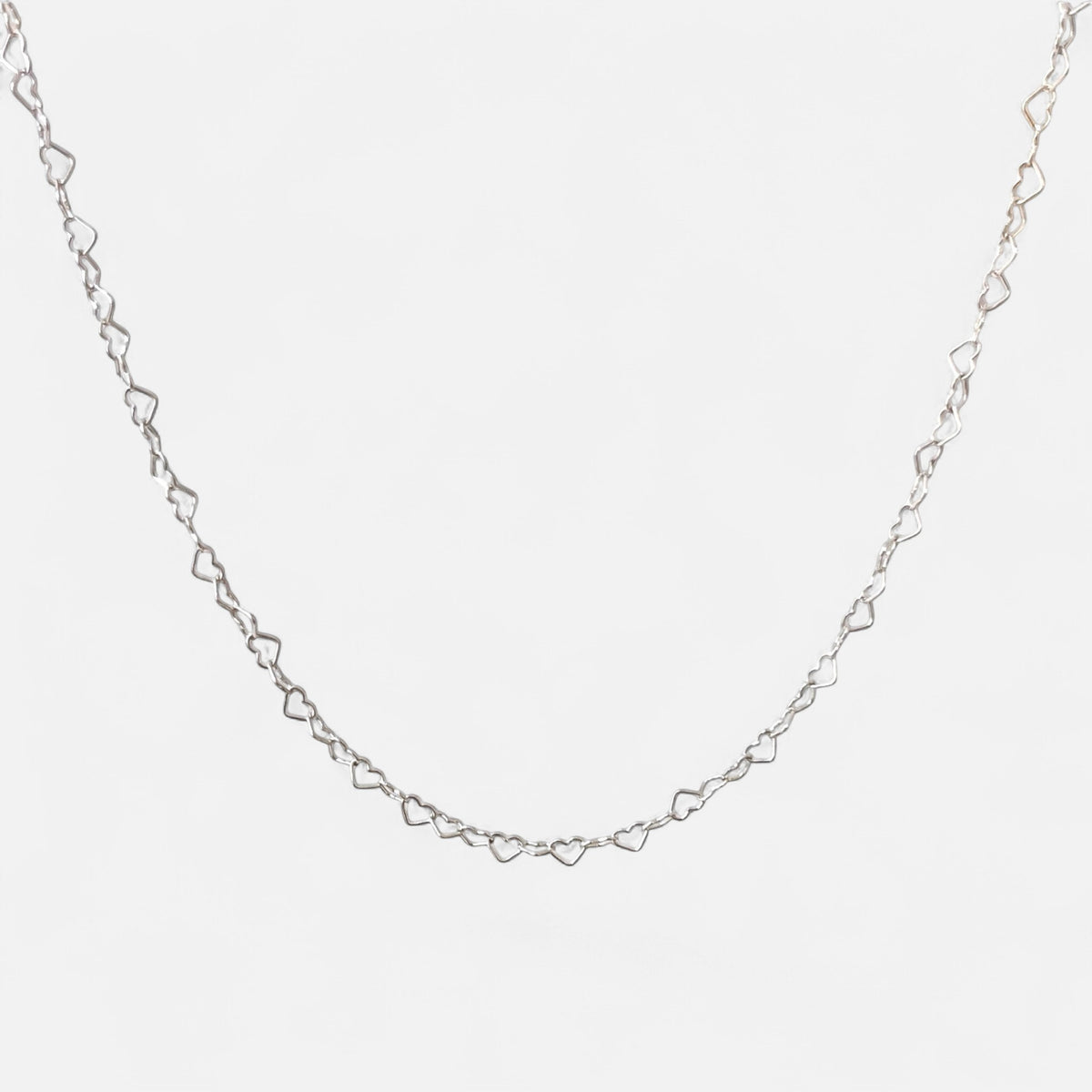 Cadena Hv Hermanas Villegas de plata 925 con eslabones de corazones calados, diseño romántico y delicado.
