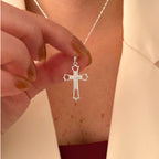 Cadena de plata 925 Hv Hermanas Villegas con dije de cruz calada y circonias brillantes sobre blazer beige