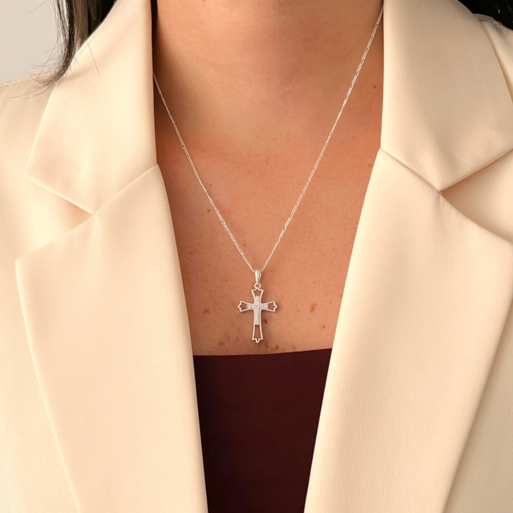 Cadena de plata 925 Hv Hermanas Villegas con dije de cruz calada y circonias brillantes sobre blazer beige