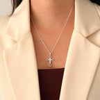 Cadena de plata 925 Hv Hermanas Villegas con dije de cruz calada y circonias brillantes sobre blazer beige