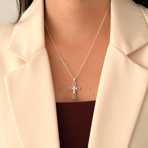 Cadena de plata 925 Hv Hermanas Villegas con dije de cruz calada y circonias brillantes sobre blazer beige