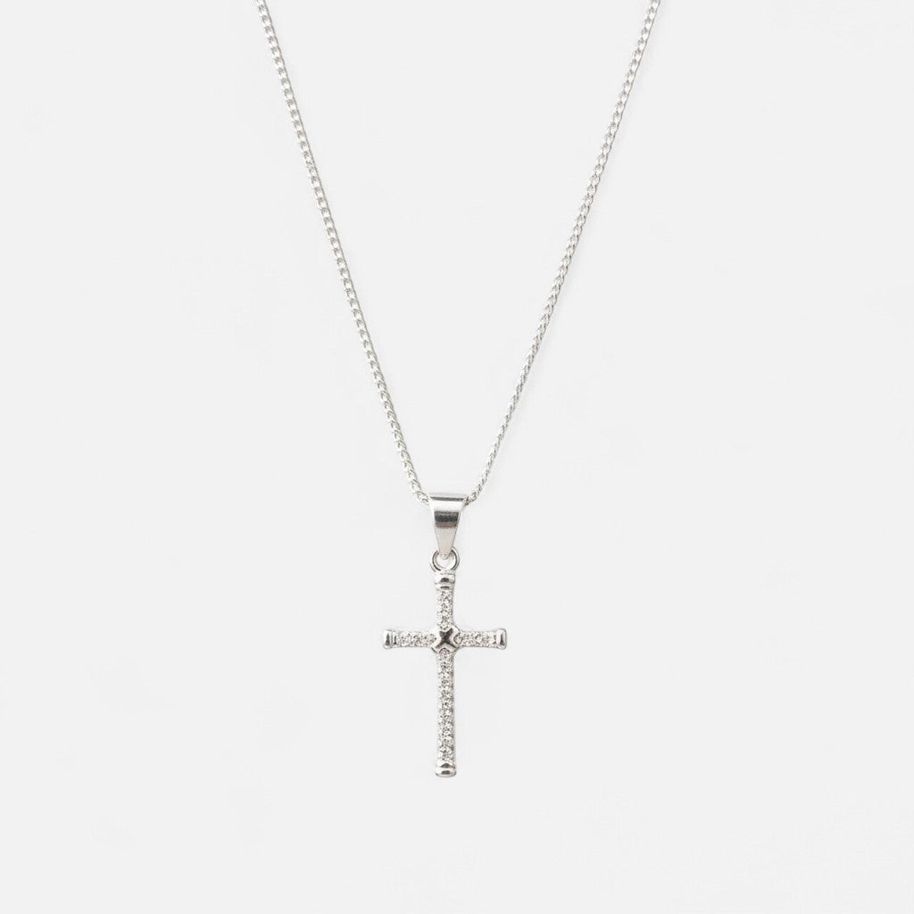 Collar Hv Hermanas Villegas de plata 925 con cadena grumet y dije de cruz latina decorado con circonias brillantes
